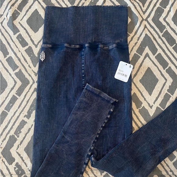 NWT-Free people movement - Picture 4 of 4